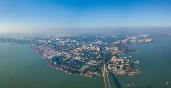 海南自貿(mào)港重點園區(qū)——洋浦經(jīng)濟開發(fā)區(qū)（2023年12月31日攝，無人機全景照片）。新華社記者 蒲曉旭 攝