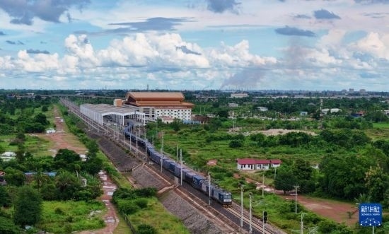 8月5日，由老撾籍火車司機獨立駕駛的滿載貨物的列車駛出萬象站，向中國昆明進(jìn)發(fā)（無人機照片）。新華社發(fā)（楊永全 攝）