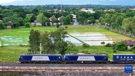 8月5日，由老撾籍火車司機獨立駕駛的滿載貨物的列車駛出萬象站，向中國昆明進(jìn)發(fā)（無人機照片）。新華社發(fā)（楊永全 攝）