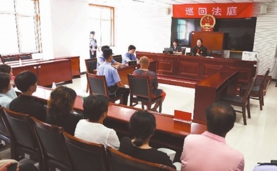 圖①：庭審現(xiàn)場。