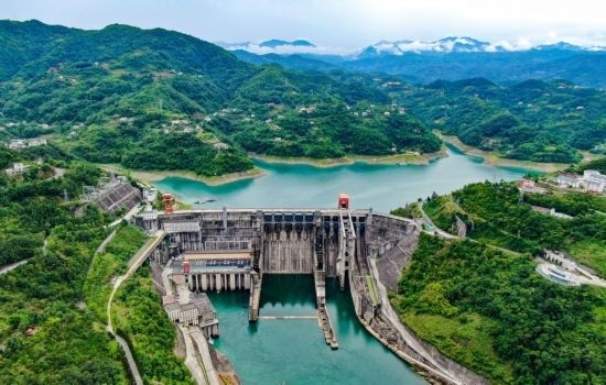 這是陜西安康水電站大壩（2024年6月21日攝，無人機照片）。新華社記者 蔡湘鑫 攝