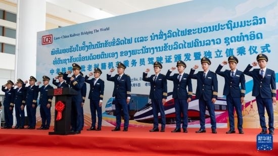 8月5日，在中老鐵路萬象站，中老鐵路首批14名老撾籍火車司機進(jìn)行宣誓。新華社發(fā)（凱喬 攝）