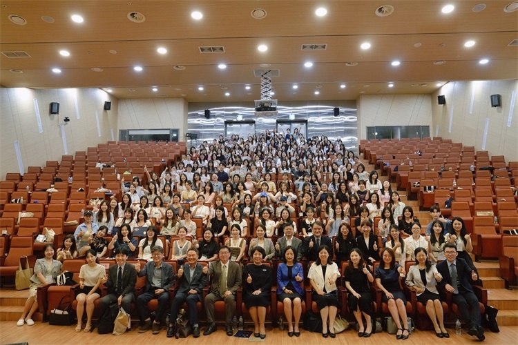 8月5日，第十一屆在韓國際中文教育志愿者崗中培訓(xùn)舉行開班儀式。圖為活動(dòng)現(xiàn)場合影。 教育部中外語言交流合作中心供圖