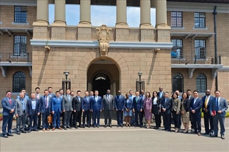 （與會(huì)人員合影留念。駐肯使館供圖）