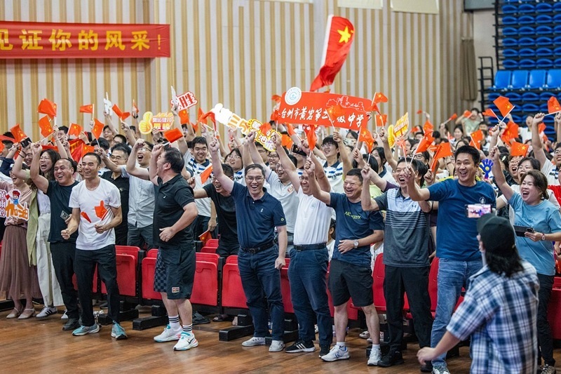 北京時(shí)間7月27日，2024年巴黎奧運(yùn)會(huì)首個(gè)比賽日，在射擊10米氣步槍混合團(tuán)體比賽中，中國(guó)選手黃雨婷/盛李豪獲得金牌。圖為黃雨婷的母校師生們通過(guò)收看奧運(yùn)直播的方式為她加油助威。