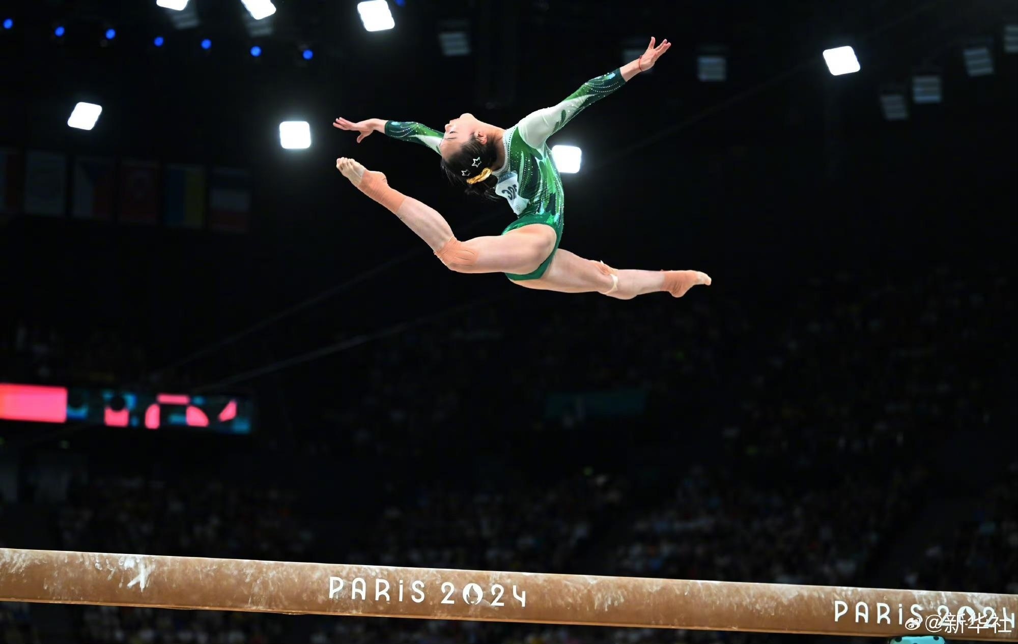 巴黎奧運會體操女子平衡木比賽中，中國選手周雅琴的靚麗身姿