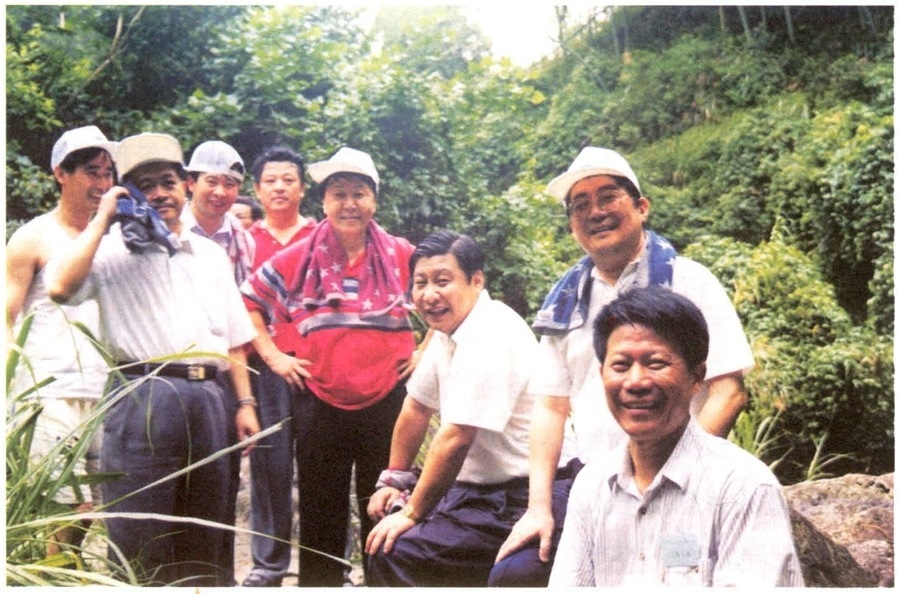 1999年6月，習(xí)近平在福州森林公園參加紀(jì)念毛主席“發(fā)展體育運動，增強(qiáng)人民體質(zhì)”題詞47周年登山健身活動。（資料照片，來源：《習(xí)近平在福建》（下））