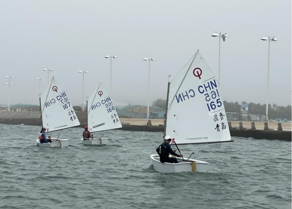 青島市嶗山區(qū)中韓小學(xué)帆船社團(tuán)進(jìn)行帆船訓(xùn)練。青島市嶗山區(qū)教育和體育局供圖