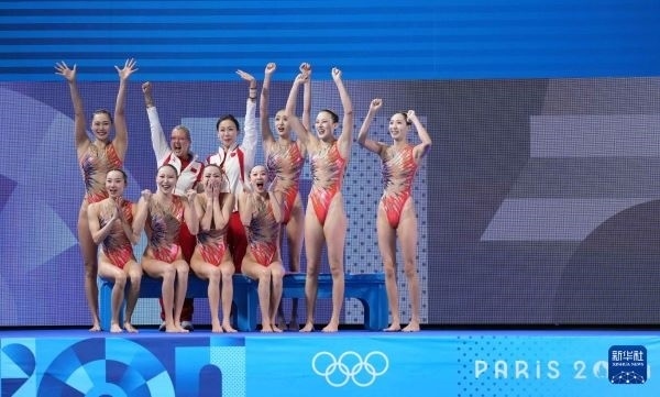 北京時間8月8日凌晨，巴黎奧運會花樣游泳集體項目的最后一項比賽集體技巧自選在巴黎奧林匹克水上運動中心舉行。中國隊奪得花樣游泳集體項目金牌。圖為中國隊在比賽后慶祝奪冠。新華社記者 薛宇舸 攝