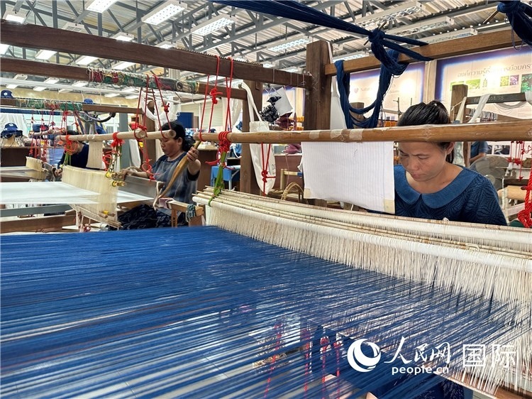 當?shù)氐逅{染色織造手工作坊。人民網(wǎng)記者 簡承淵攝