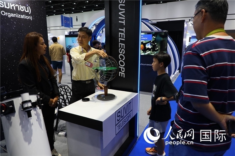 專家向觀眾講述航天知識(shí)。人民網(wǎng)記者簡(jiǎn)承淵攝。