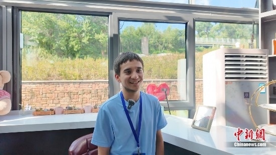 圖為外籍青年杜喬接受采訪。曹淼欣攝