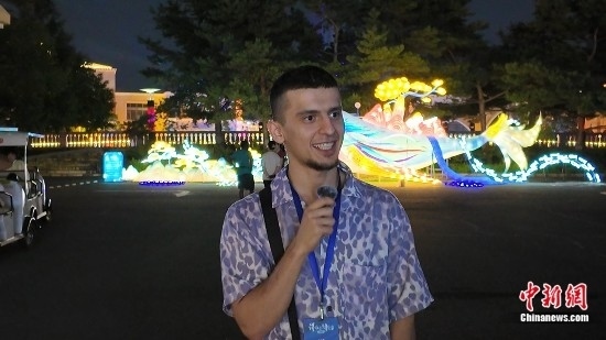 圖為外籍青年李浩然接受采訪。曹淼欣 攝