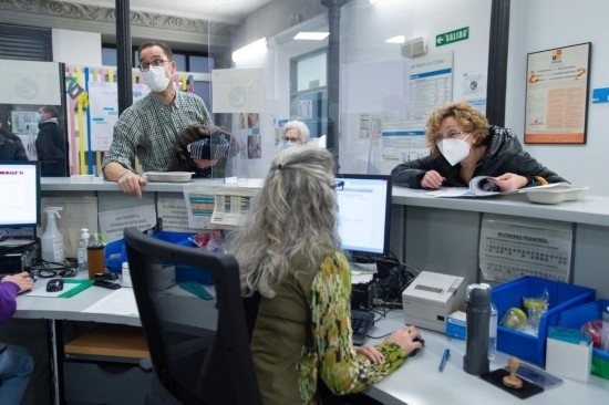 1月15日，人們?cè)谖靼嘌礼R德里一家診所內(nèi)就診。新華社發(fā)（古斯塔沃·巴連特?cái)z）