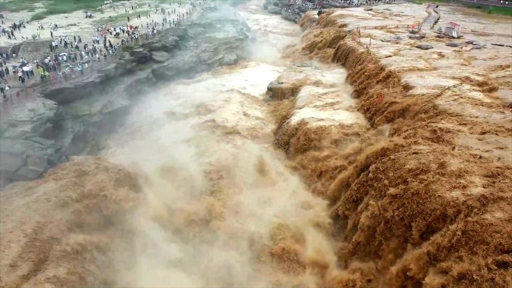 黃河壺口瀑布水量大增，出現(xiàn)壯美黃色瀑布群景觀。新華社發(fā) 呂桂明 攝