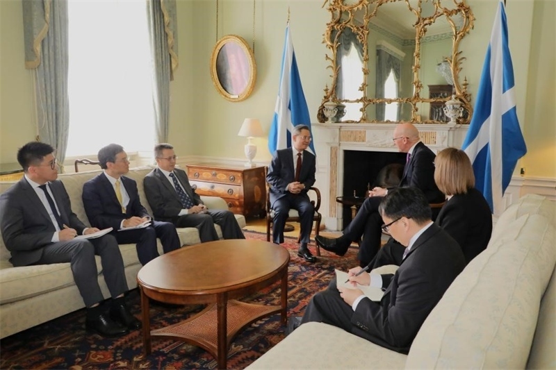 中國駐英國大使鄭澤光在愛丁堡會見蘇格蘭首席部長斯溫尼。中國駐英國使館供圖