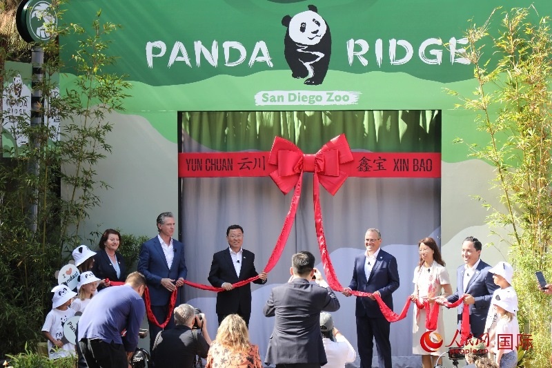 1、中國駐美國大使謝鋒、加州州長紐森、圣迭戈市市長格洛利亞等人共同為“熊貓嶺”開館剪彩。 人民網(wǎng)記者 李志偉攝