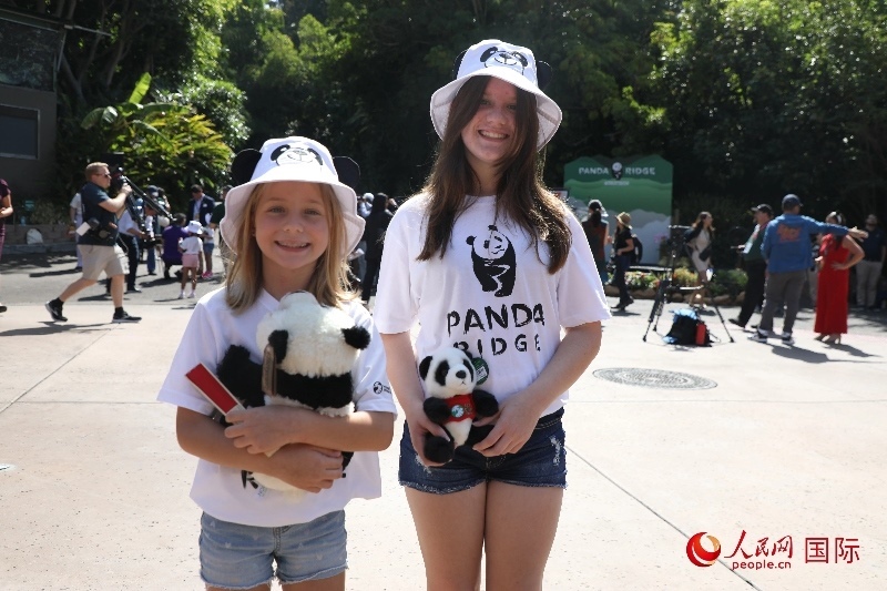 3、美國當(dāng)?shù)卦S多民眾來圣迭戈動物園看熊貓。 人民網(wǎng)記者 李志偉攝