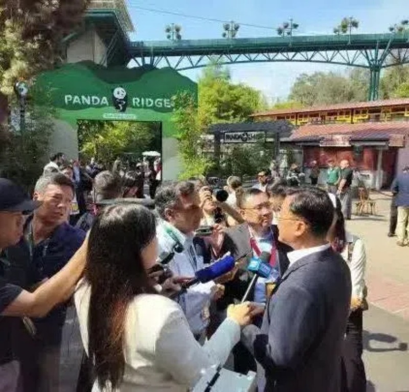 謝鋒大使現(xiàn)場接受記者采訪。中國駐美大使館供圖