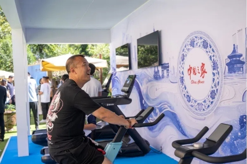 參觀者在智慧體育公園體驗動感單車。巴黎