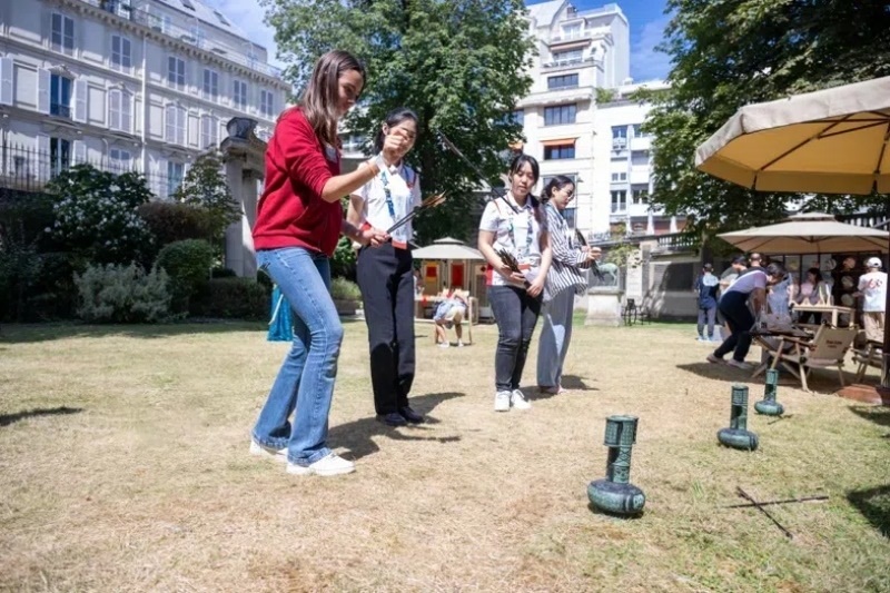 中外友人體驗投壺游戲。巴黎