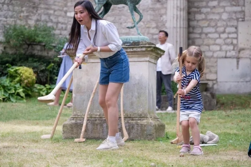 小朋友體驗捶丸游戲。巴黎