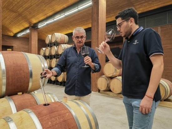  8月7日，尼古拉·格里馬（左）與同事在酒窖中。新華社記者 劉海 攝