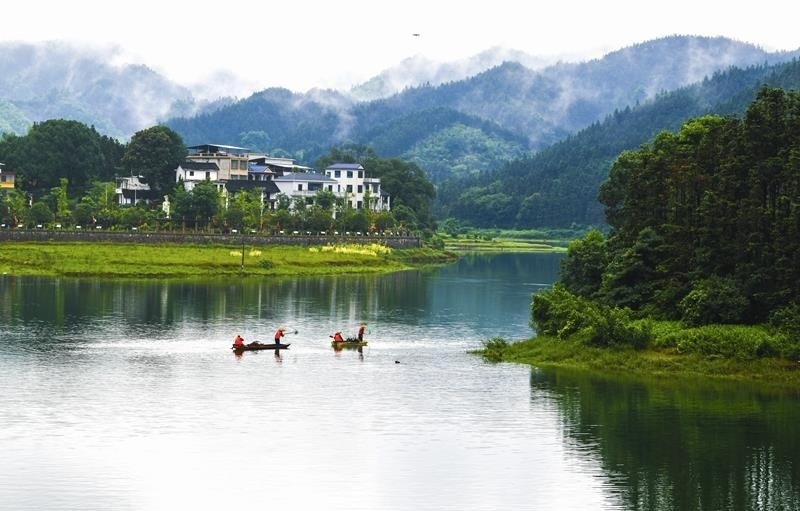 2024年6月5日，志愿者在湖南常寧市洋泉水庫(kù)清理水面漂浮物。