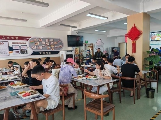 清水灣社區(qū)食堂坐滿了前來(lái)就餐的居民。新華社記者 鄒欣媛 攝