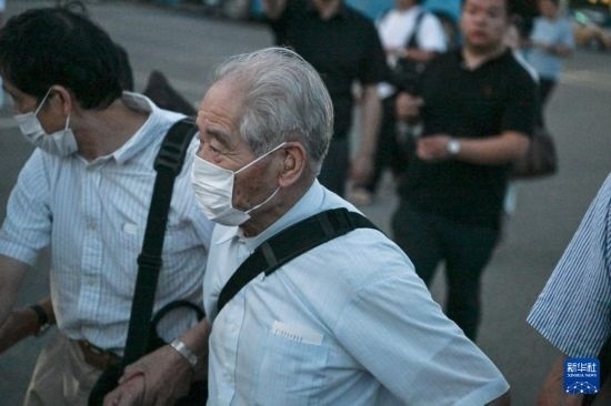 8月12日晚，侵華日軍第七三一部隊(duì)（簡稱“731部隊(duì)”）“少年隊(duì)”原隊(duì)員清水英男，乘機(jī)抵達(dá)哈爾濱。新華社記者 王松 攝