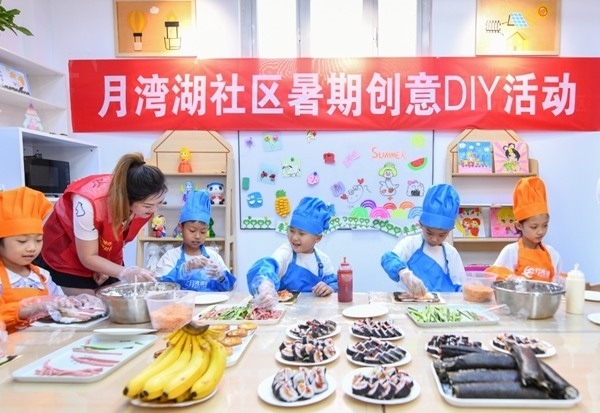 漯河市月灣湖社區(qū)青少年活動室里，志愿者教孩子們做手工。 齊國霞攝