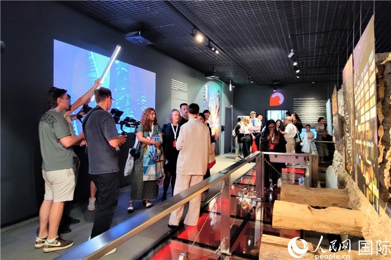 金磚國(guó)家城市主題攝影展現(xiàn)場(chǎng)。人民網(wǎng)記者 于宏建攝