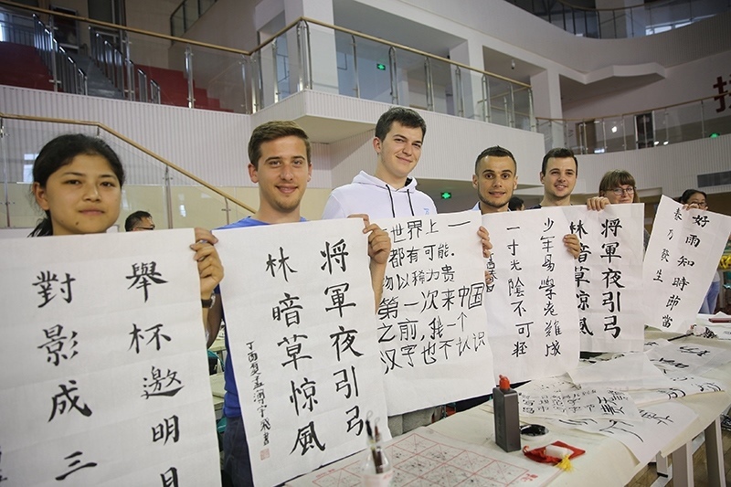 2017年6月5日，來自青島大學(xué)和中國石油大學(xué)（華東）的外國留學(xué)生在展示現(xiàn)場完成的書法作品。