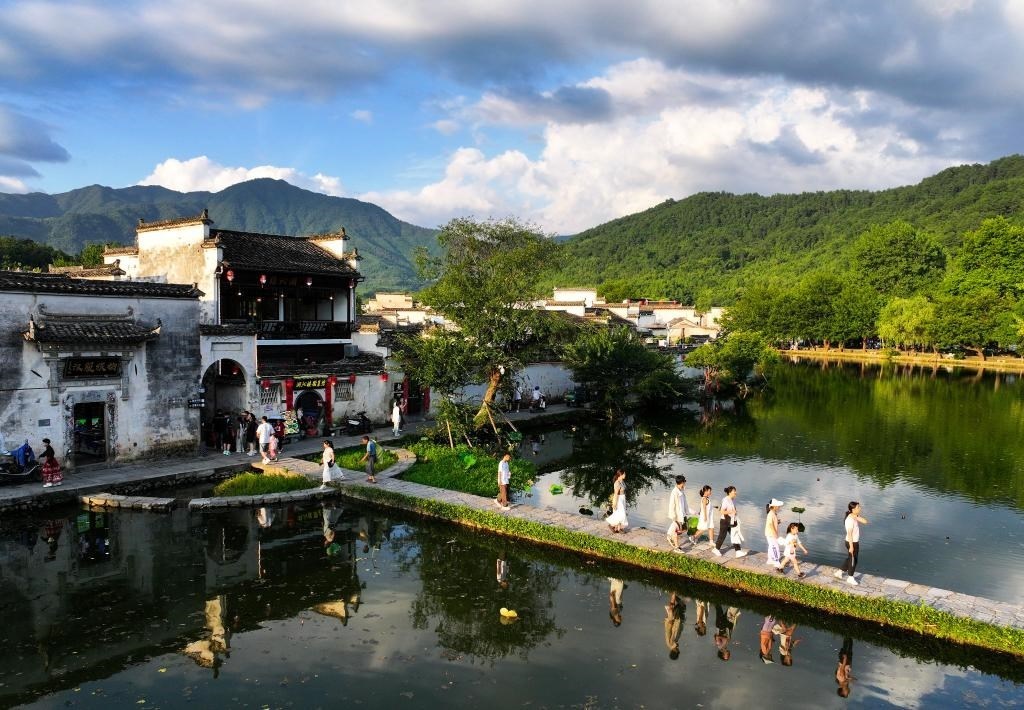 2024年7月7日，游客在安徽省黃山市黟縣宏村游玩。新華社記者杜宇攝