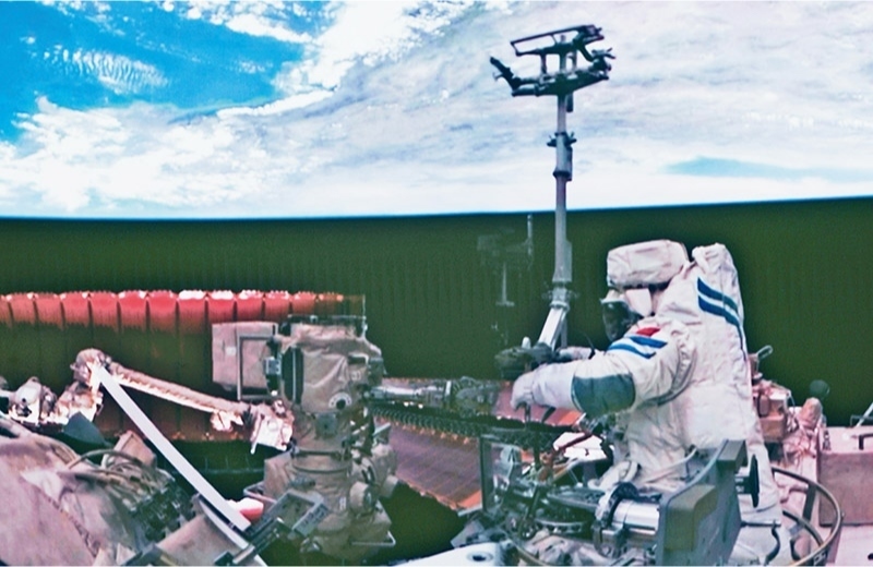 黨的十八大以來，我國科技事業(yè)取得歷史性成就、發(fā)生歷史性變革，科技自立自強(qiáng)成果持續(xù)涌現(xiàn)。圖為2024年7月3日在北京航天飛行控制中心拍攝的神舟十八號(hào)航天員李聰在空間站組合體艙外作業(yè)的畫面。 新華社記者 郭中正/攝