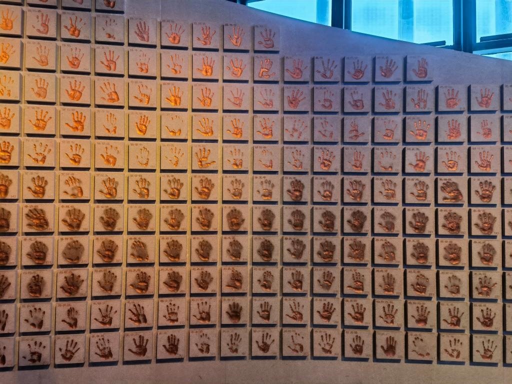 圖為侵華日軍南京大屠殺遇難同胞紀(jì)念館“三個(gè)必勝”展廳排列的648個(gè)鮮紅的手?。ň植浚?。新華社記者 邱冰清 攝