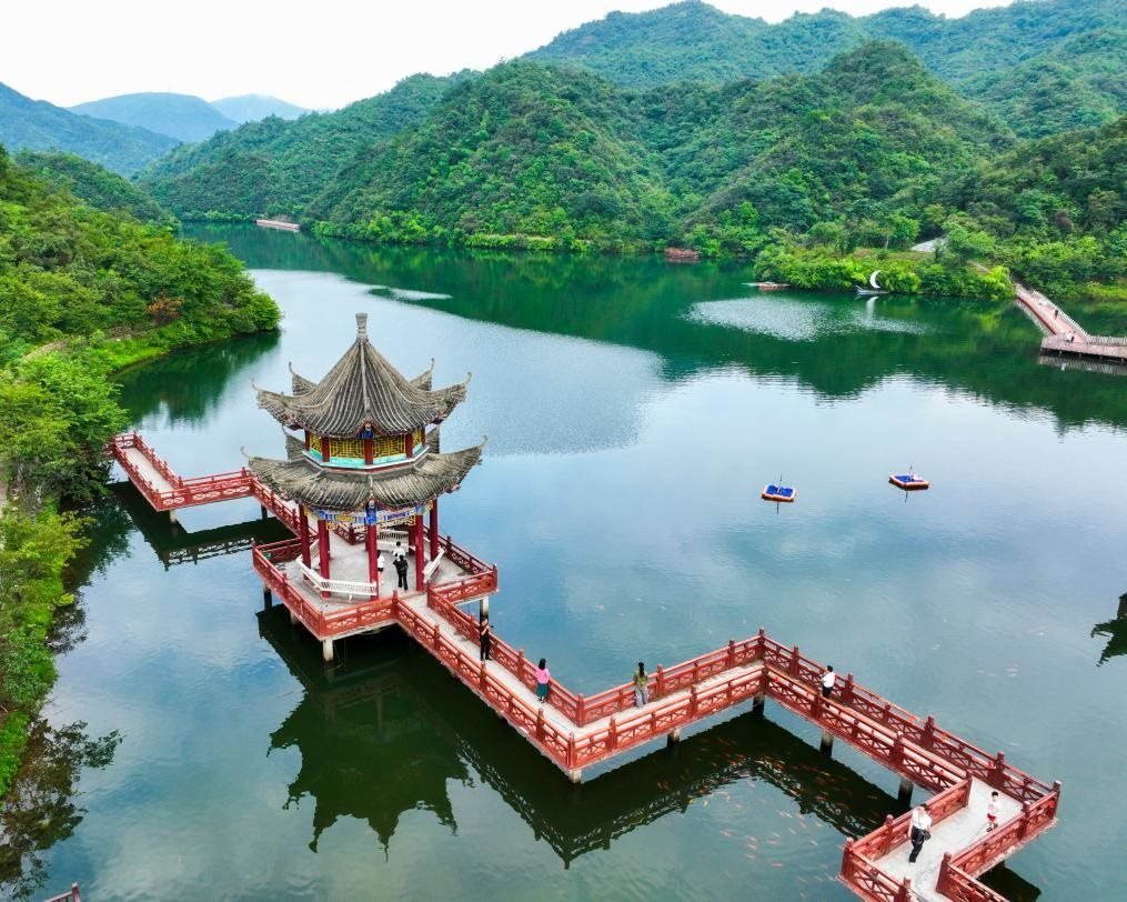 2024年8月11日，游客在湖南省雙牌縣陽(yáng)明山國(guó)家森林公園萬(wàn)和湖休閑游玩。新華社發(fā)（周秀魚春攝）