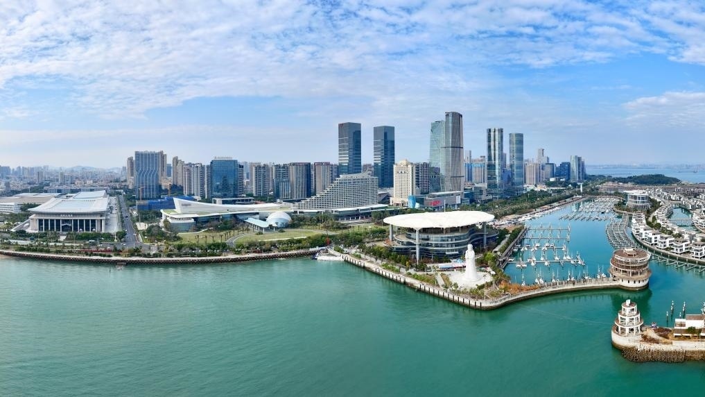 2024年1月24日拍攝的廈門國(guó)際會(huì)議中心、環(huán)島路一帶濱海城市景觀。新華社記者姜克紅攝