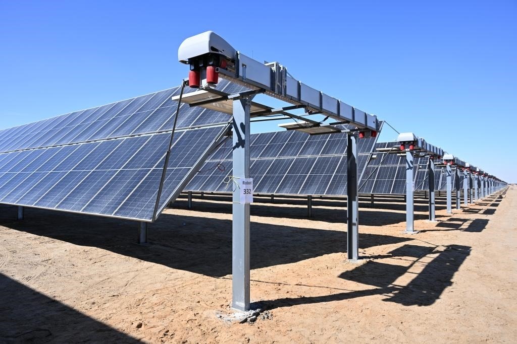 這是2023年3月18日在位于阿聯(lián)酋阿布扎比南部的艾爾達(dá)芙拉光伏電站拍攝的光伏板。新華社發(fā)（中國(guó)機(jī)械設(shè)備工程股份有限公司阿布扎比分公司供圖）