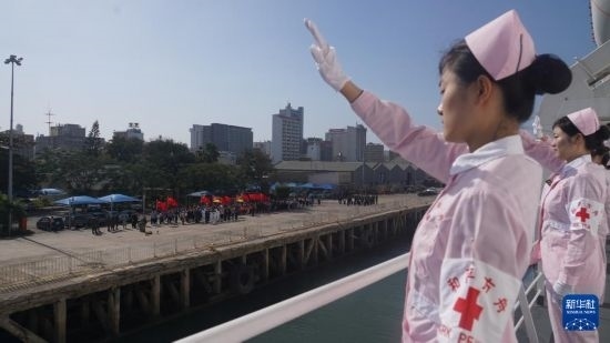 當(dāng)?shù)貢r(shí)間8月16日上午10時(shí)許，執(zhí)行“和諧使命-2024”任務(wù)的中國(guó)海軍“和平方舟”號(hào)醫(yī)院船圓滿結(jié)束對(duì)莫桑比克的訪問(wèn)，駛離馬普托港，前往本次任務(wù)第五站南非。新華社發(fā)（曹春耀 攝）