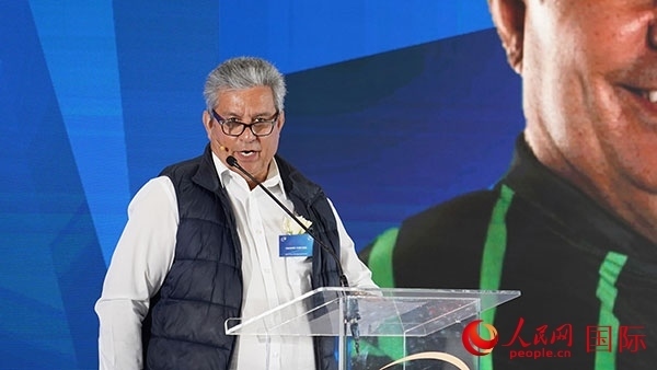 茨瓦尼市市長委員會成員漢內斯·科茲致辭。人民網 張茜攝