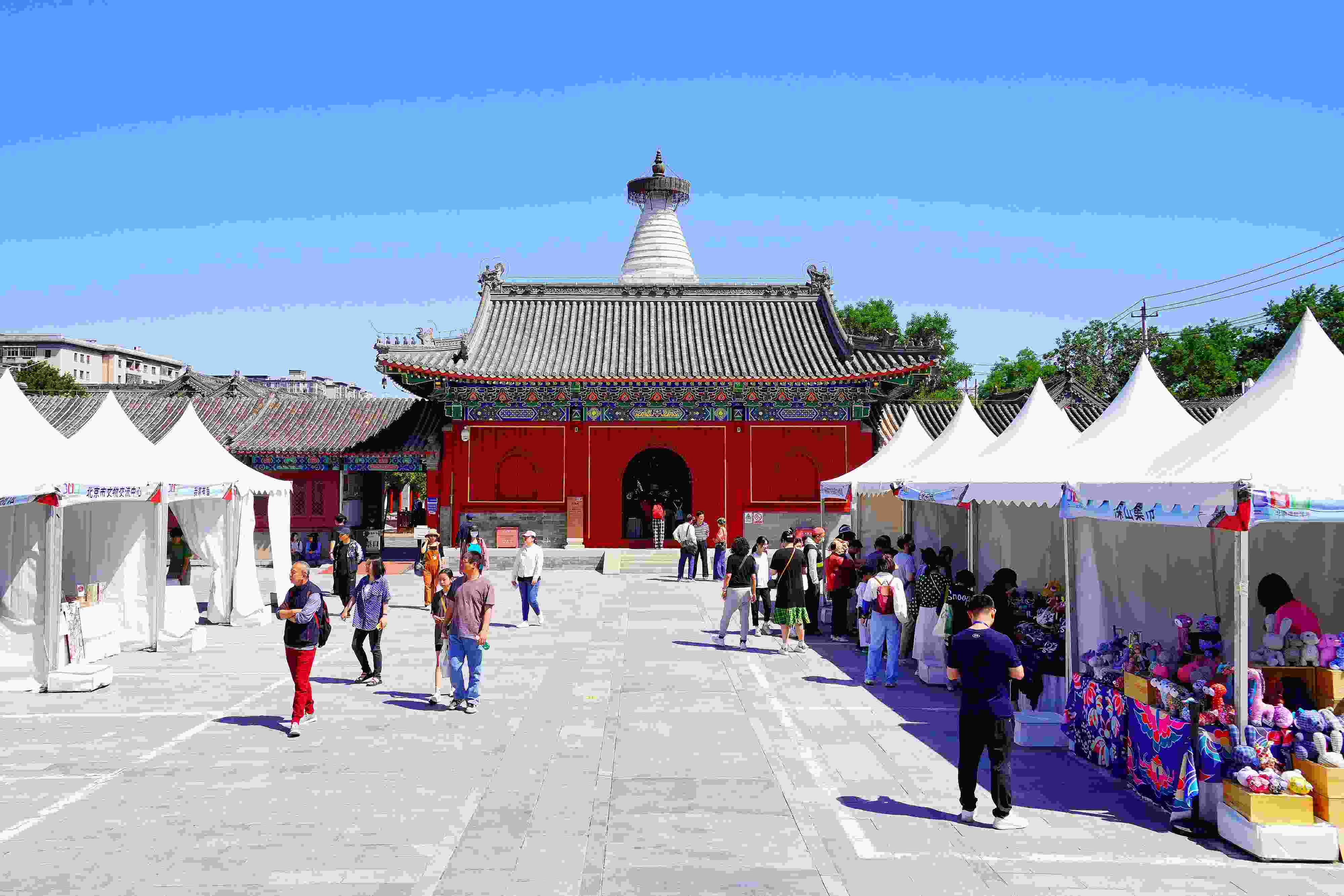2024年5月，“北京白塔文化市集”在已有700余年歷史的妙應(yīng)寺白塔下舉行。