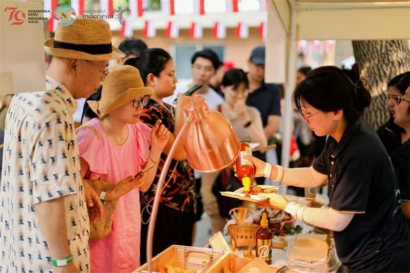 游客品嘗傳統(tǒng)印尼美食。