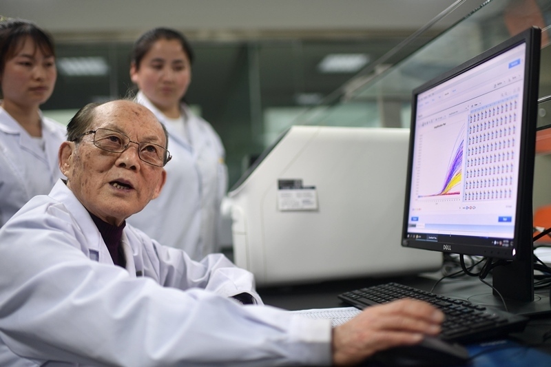 2021年6月17日，吳天一（前）在青海西寧的實驗室內(nèi)和學(xué)生討論。