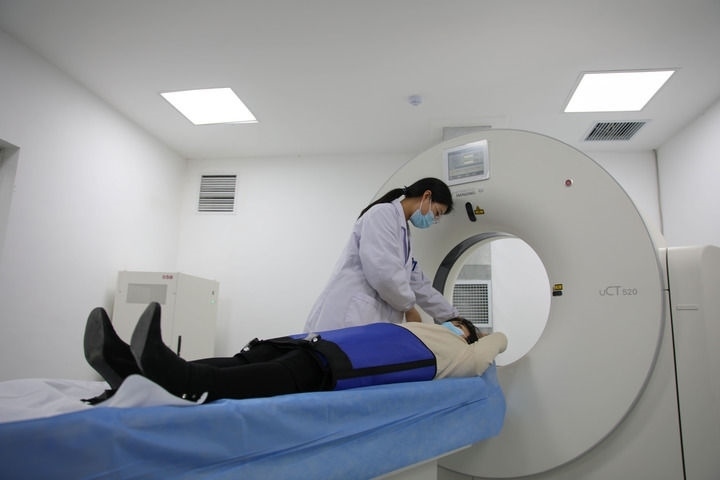 2023年3月2日，安徽省合肥市包河區(qū)煙墩街道社區(qū)衛(wèi)生服務(wù)中心的醫(yī)護(hù)人員為患者進(jìn)行CT檢查。 新華社記者 曹力 攝