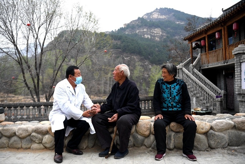 2020年4月15日，在河北阜平縣龍泉關(guān)鎮(zhèn)駱駝灣村，村醫(yī)霍建國為村民把脈。