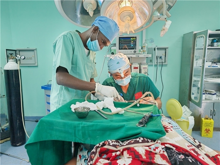 李廣醫(yī)生與當(dāng)?shù)蒯t(yī)生在做手術(shù)中。中國(guó)援桑醫(yī)療隊(duì)供圖