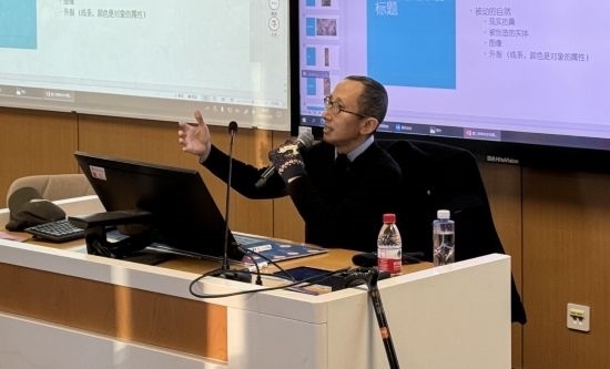 從去年秋天起，還在治療中的朱銳就堅持給本科生開課。（受訪者供圖）