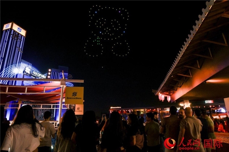 當?shù)孛癖娪^看無人機表演。人民網(wǎng)記者 宋亦然攝