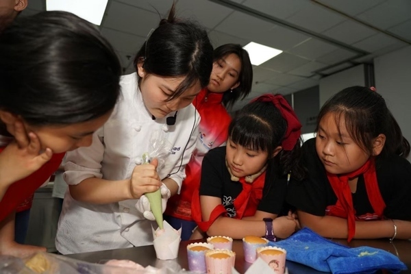 一日營首發(fā)團(tuán)探訪技能大師工作室并現(xiàn)場開展實(shí)踐體驗(yàn)活動(dòng)。徐匯區(qū)總工會(huì)供圖